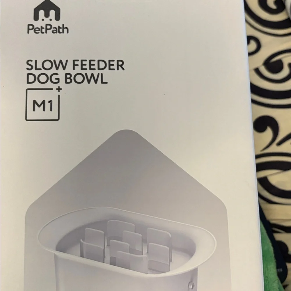 New-No Mess Dispenserl,Anti-Choking Puzzle Food Bowls(with Suction Cup Foot Pad)